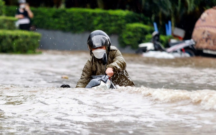 10 giờ Hà Nội ngập trong biển nước - 3