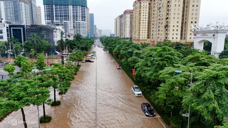 Nước ngập, ùn tắc trên đường Võ Chí Công nhìn từ trên cao. Video: Văn Ngọc
