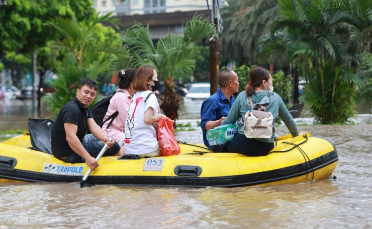 10 giờ Hà Nội ngập trong biển nước - 4