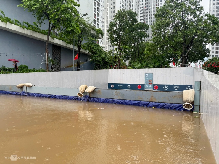 10 giờ Hà Nội ngập trong biển nước - 6