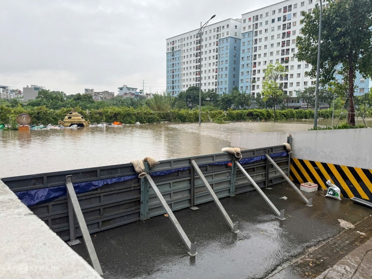 10 giờ Hà Nội ngập trong biển nước - 7