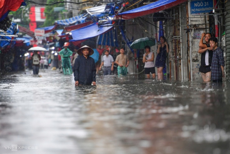 10 giờ Hà Nội ngập trong biển nước - 9