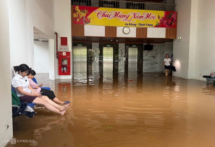 10 giờ Hà Nội ngập trong biển nước - 8