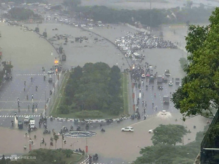 10 giờ Hà Nội ngập trong biển nước - 14