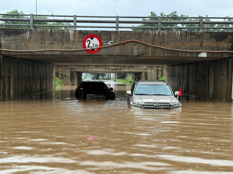 Hàng loạt ôtô chết máy, chờ cứu hộ trên đường Hà Nội - 2