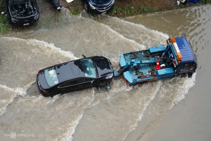 Hàng loạt ôtô chết máy, chờ cứu hộ trên đường Hà Nội - 1