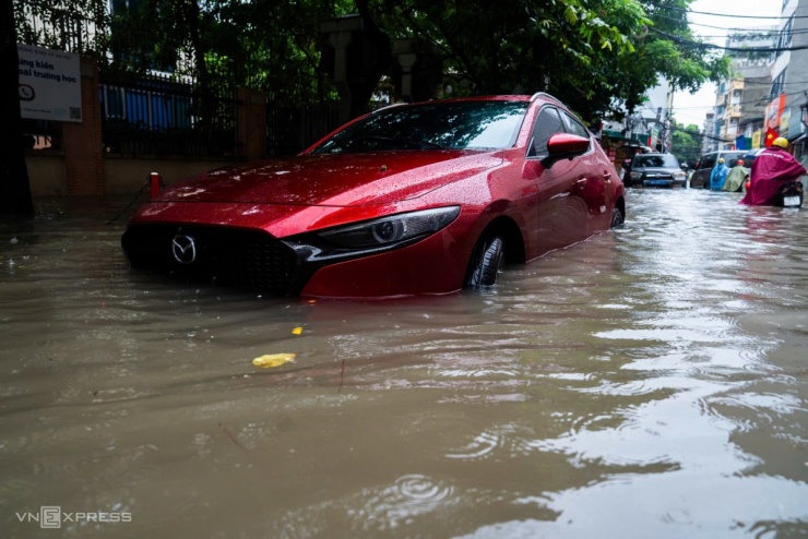 Hàng loạt ôtô chết máy, chờ cứu hộ trên đường Hà Nội - 3