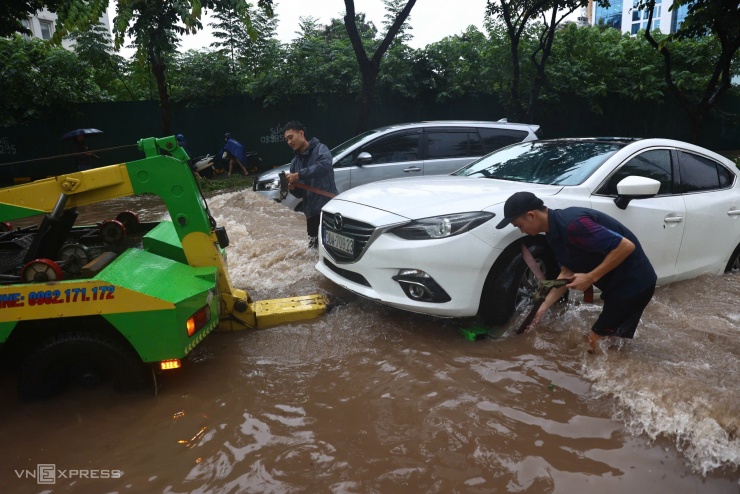 Hàng loạt ôtô chết máy, chờ cứu hộ trên đường Hà Nội - 4