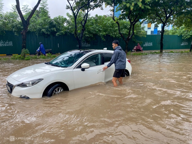 Hàng loạt ôtô chết máy, chờ cứu hộ trên đường Hà Nội - 5