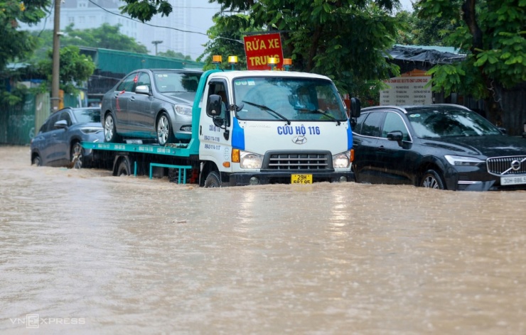 Hàng loạt ôtô chết máy, chờ cứu hộ trên đường Hà Nội - 7
