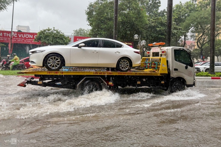 Hàng loạt ôtô chết máy, chờ cứu hộ trên đường Hà Nội - 6