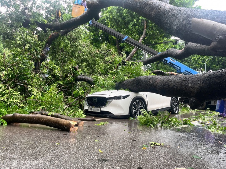 Hàng loạt ôtô chết máy, chờ cứu hộ trên đường Hà Nội - 9