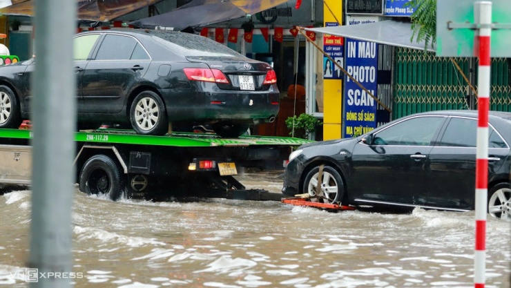 Hàng loạt ôtô chết máy, chờ cứu hộ trên đường Hà Nội - 8