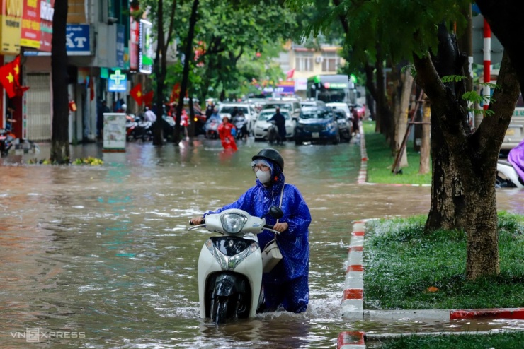 Hàng loạt ôtô chết máy, chờ cứu hộ trên đường Hà Nội - 11