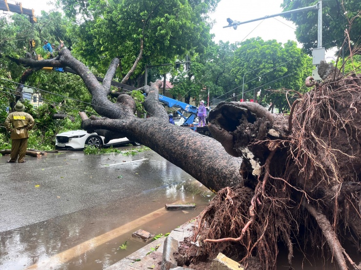 Hàng loạt ôtô chết máy, chờ cứu hộ trên đường Hà Nội - 10