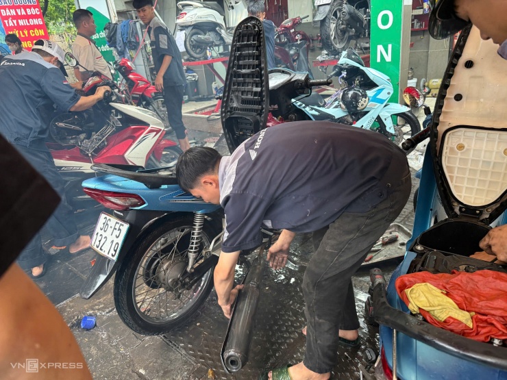 Hàng loạt ôtô chết máy, chờ cứu hộ trên đường Hà Nội - 13