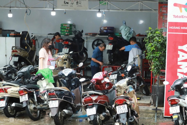 Hàng loạt ôtô chết máy, chờ cứu hộ trên đường Hà Nội - 12