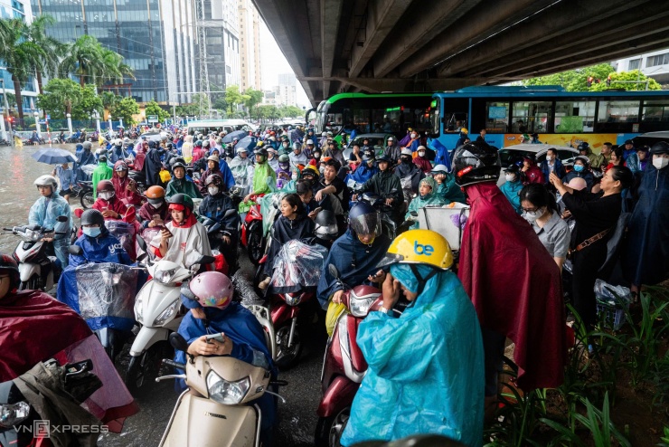 Hàng loạt ôtô chết máy, chờ cứu hộ trên đường Hà Nội - 16