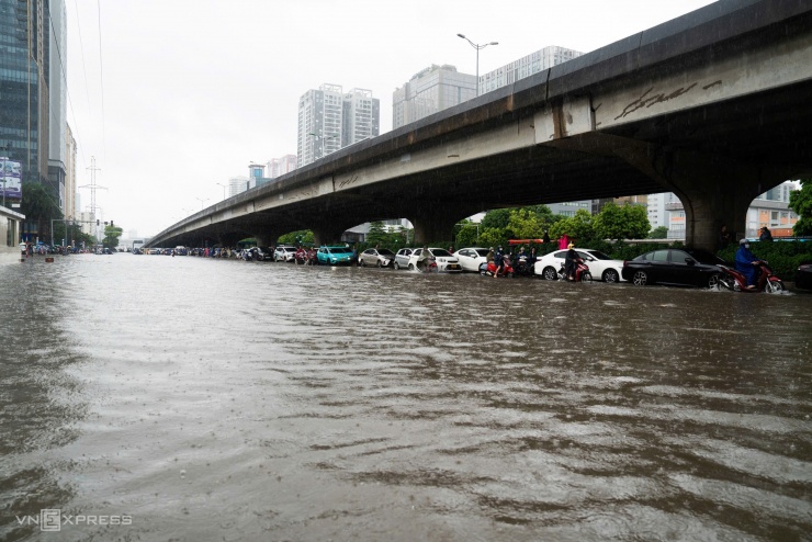 Hàng loạt ôtô chết máy, chờ cứu hộ trên đường Hà Nội - 15
