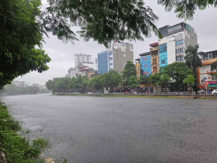 Sông Tô Lịch nước dâng cao khiến người dân thích thú. Ảnh: Dũng Sky