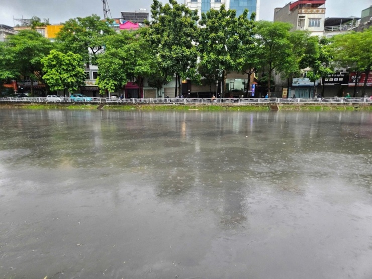 Nước sông Tô Lịch dâng cao, tạo dòng chảy xanh mát. Ảnh: Dũng Sky
