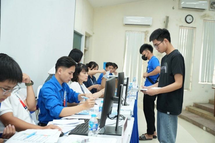 Tân sinh viên nhập học trực tiếp tại Trường Đại học Công nghệ (Đại học Quốc gia Hà Nội).