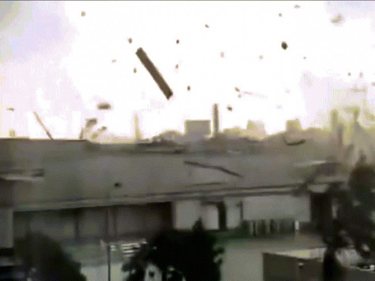 Clip lốc xoáy kinh hoàng, mái tôn bay lả tả ở Bắc Ninh