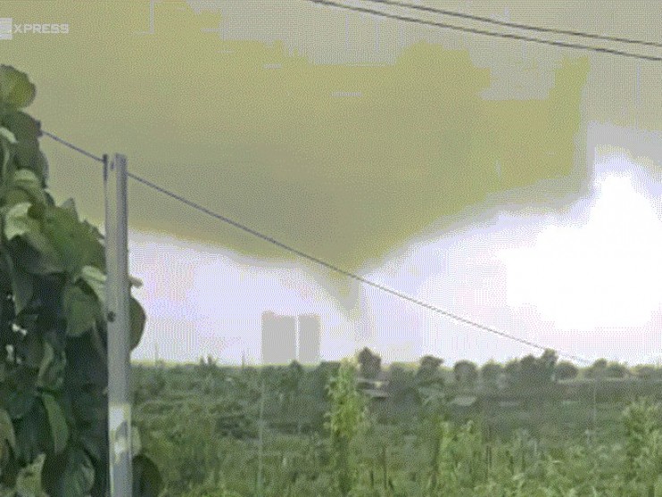 Vòi rồng ở Hà Nội cuốn bay đồ đạc