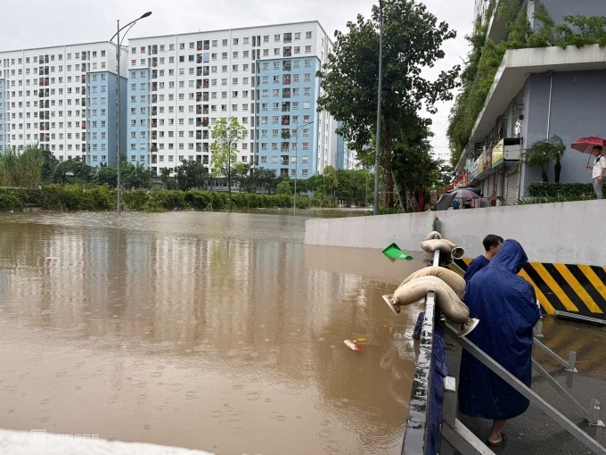 Hầm chung cư Ecohome 3 bị ngập đến ngực, phải làm đập ngăn nước tràn vào hầm. Ảnh: Viết Tuân