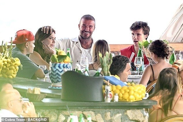 Ngày 24/8, Daily Mail chia sẻ loạt ảnh về kỳ nghỉ của gia đình Beckham ở Nerano (Italy). Trong ảnh, họ dùng bữa tại nhà hàng ven biển Lo Scoglio. Ngoại trừ Brooklyn Beckham và Nicola Peltz, tất cả thành viên đều có mặt.