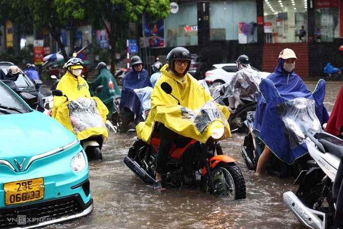 Người ngã, cây đổ, thuyền phao xuất hiện giữa phố ngập Hà Nội - 55