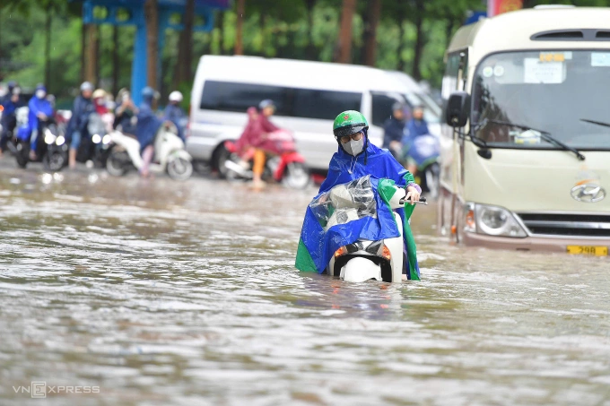 Nước ngập hết bánh xe. Ảnh: Thanh Tùng