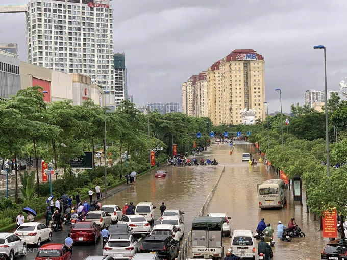 Nước ngập sâu nên nhiều xe không thể đi qua. Ảnh: Trần Huấn