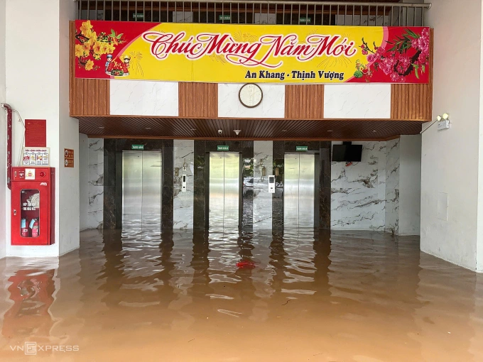 Nước tràn vào thang máy chung cư Ecohome. Ảnh: Viết Tuân