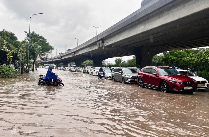 Ùn tắc kéo dài trên đường Nguyễn Xiển. Ảnh: Huy Mạnh