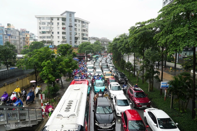 Người ngã, cây đổ, thuyền phao xuất hiện giữa phố ngập Hà Nội - 43