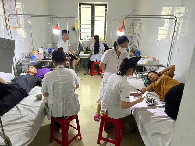 BVĐK Thanh Chương (Nghệ An) vẫn sáng đèn tích điện để cứu chữa cho bệnh nhân trong đêm 25/8.