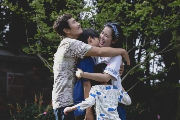 Lee Byung Hun và Son Ye Jin đóng vai vợ chồng trong phim mới.