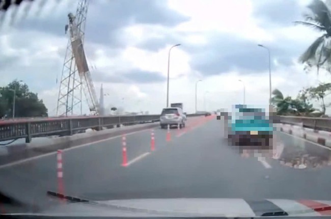 Taxi lạng lách, đánh võng ở dốc cầu Bình Triệu.