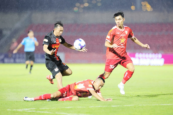 CLB Ninh Bình (trái) gây bất ngờ trong chặng đầu V-League 2025-2026 (Ảnh: VPF)