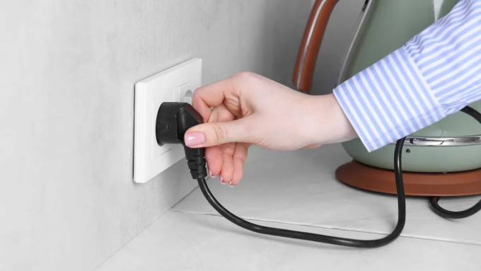 Rút phích cắm khi không sử dụng các thiết bị sẽ giúp bạn tiết kiệm được hóa đơn tiền điện không nhỏ. Ảnh: Tomsguide