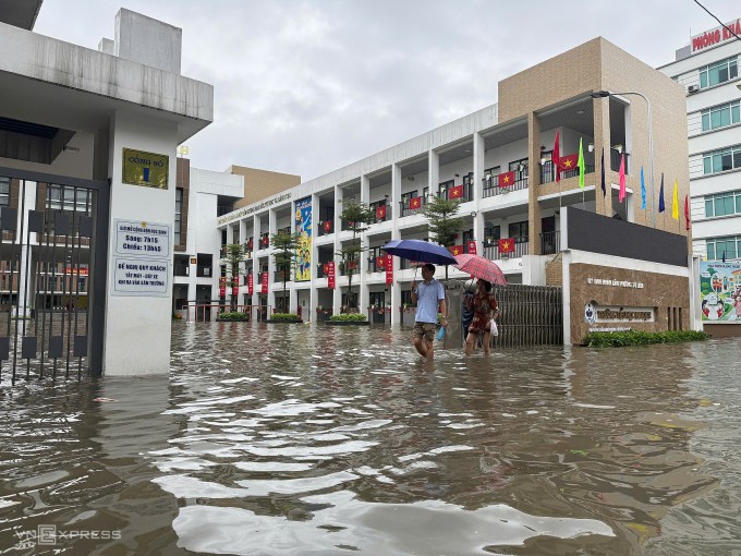 Trường tiểu học Mai Dịch nước ngập vào trong phòng học tầng 1. Ảnh: Viết Tuân