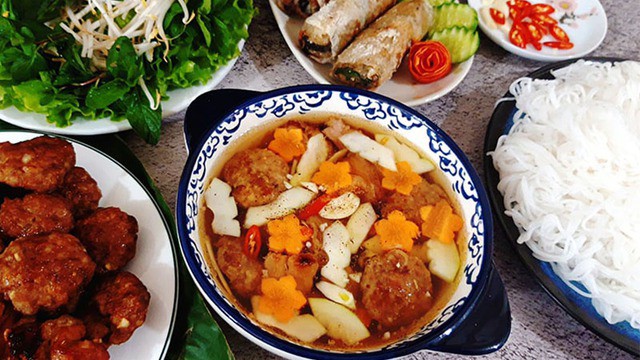 Trong số những món ăn nổi tiếng Hà Nội, bún chả là cái tên không thể thiếu – một món ăn mang đậm hương vị truyền thống và tinh thần của người Tràng An.