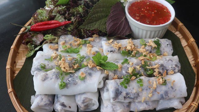 Một trong những món không thể bỏ lỡ khi khám phá ẩm thực Hà Nội chính là bánh cuốn Thanh Trì – đặc sản gắn liền với hình ảnh người Hà Nội xưa.