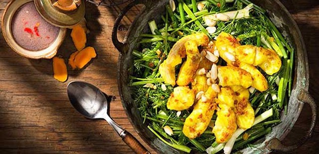 Chả cá Lã Vọng – món đặc sản Hà Nội trứ danh, được chế biến từ cá lăng tươi, loại cá thơm ngon, ít xương và giàu đạm.