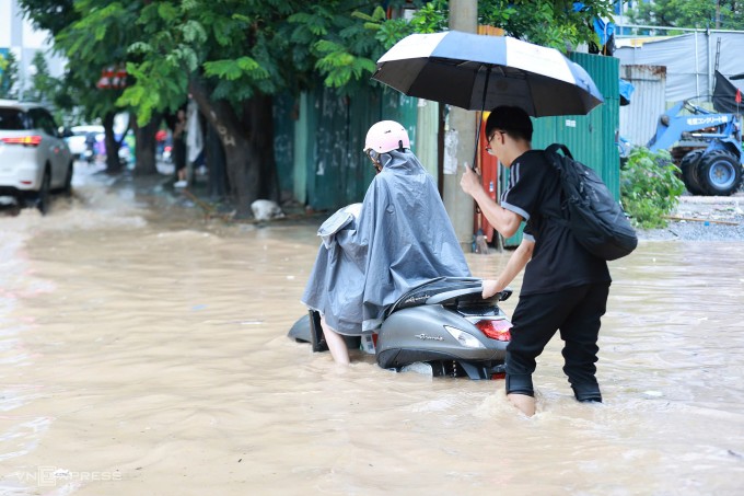 Người ngã, cây đổ, thuyền phao xuất hiện giữa phố ngập Hà Nội - 33