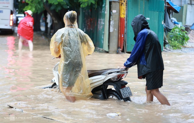 Người ngã, cây đổ, thuyền phao xuất hiện giữa phố ngập Hà Nội - 34