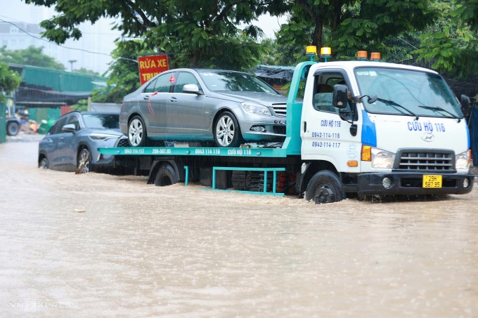 Người ngã, cây đổ, thuyền phao xuất hiện giữa phố ngập Hà Nội - 35