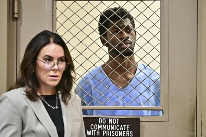Lil Nas X đứng bên luật sư Christy O’Connor trong phiên tòa tại Los Angeles, ngày 25/8. Ảnh: AP