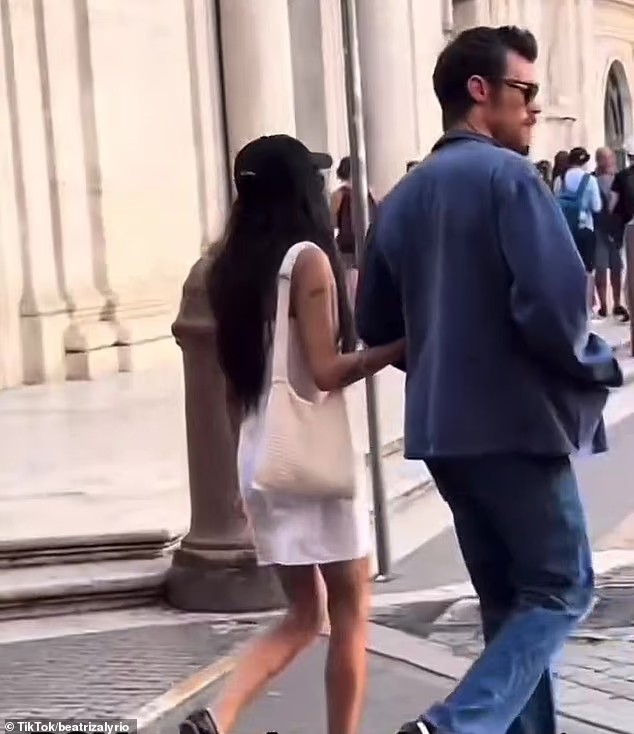 Zoe Kravitz đi du lịch với Harry Styles giữa quá trình quảng bá phim mới.
